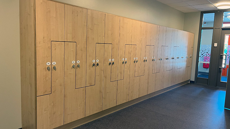 Träskåp längs en vägg.