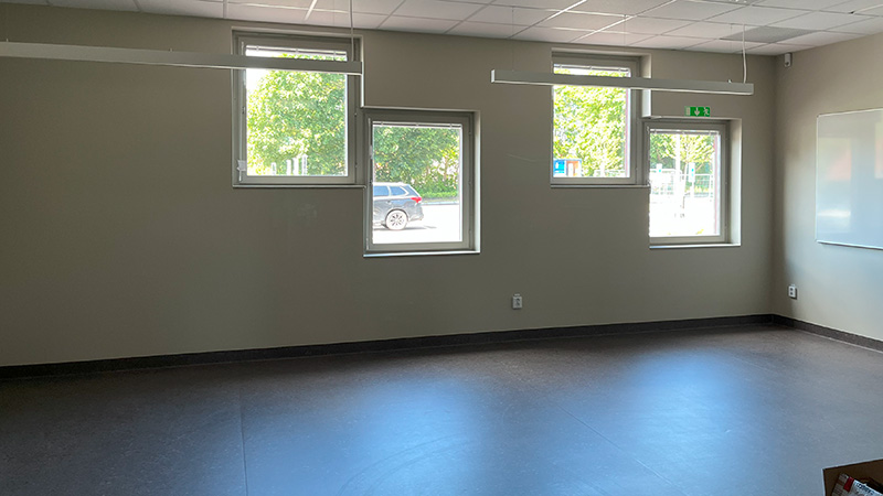 Tomt klassrum med kvadratiska fönster i olika nivåer.