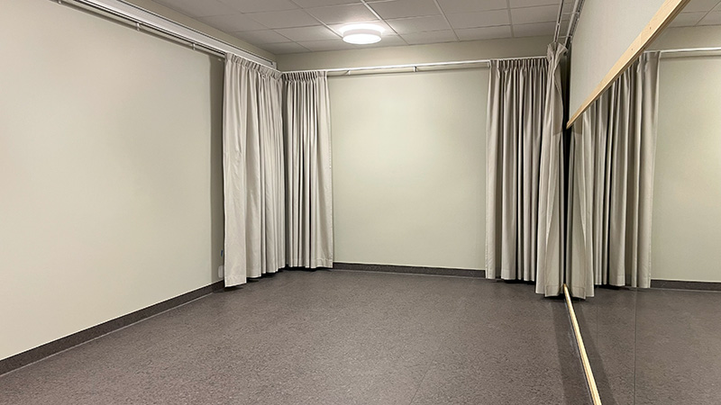 Rum med gardiner och en spegel. 