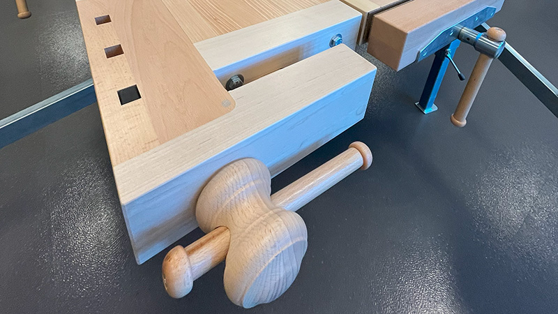 Detaljbild från arbetsbänk i träslöjdsal.