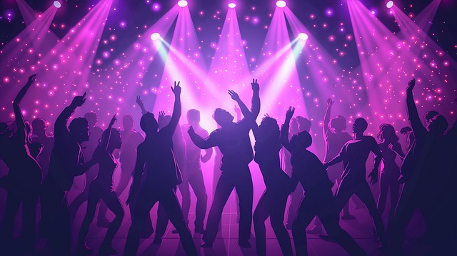 Personer som dansar i lila discoljus