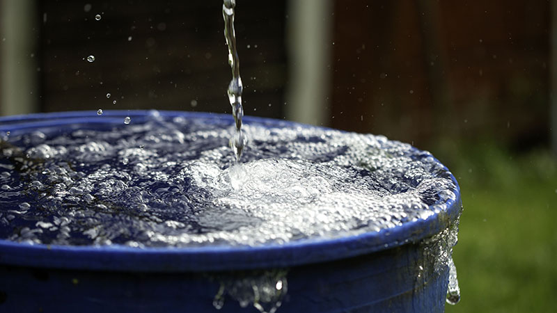 Vattentunna full med vatten