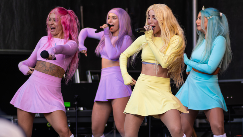 Bild på popgruppen Dolly Style som uppträder på scen under Haningedagen 2025