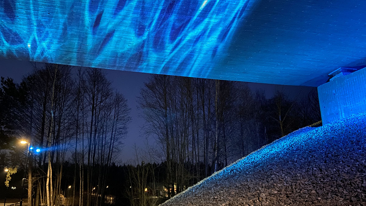 Blå effektbelysning på undersidan av en bro