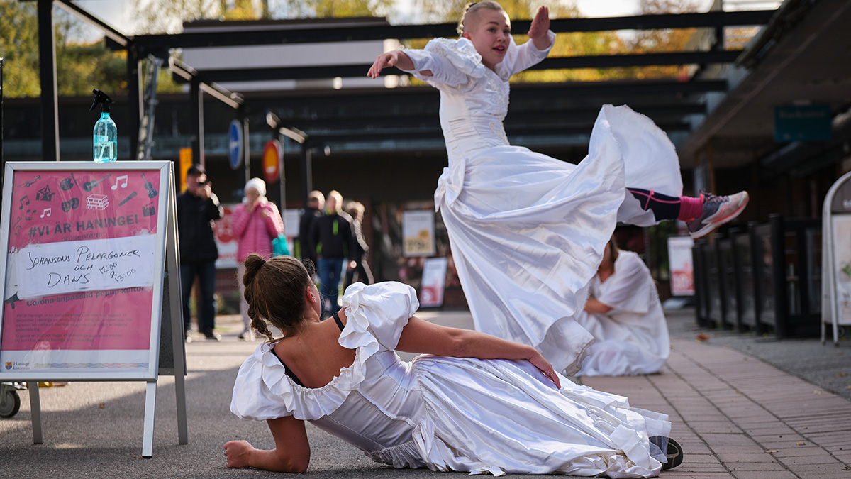 Barn som dansar utomhus. 