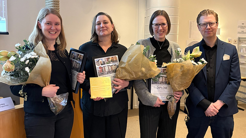 personer på prisutdelning med blommor i handen