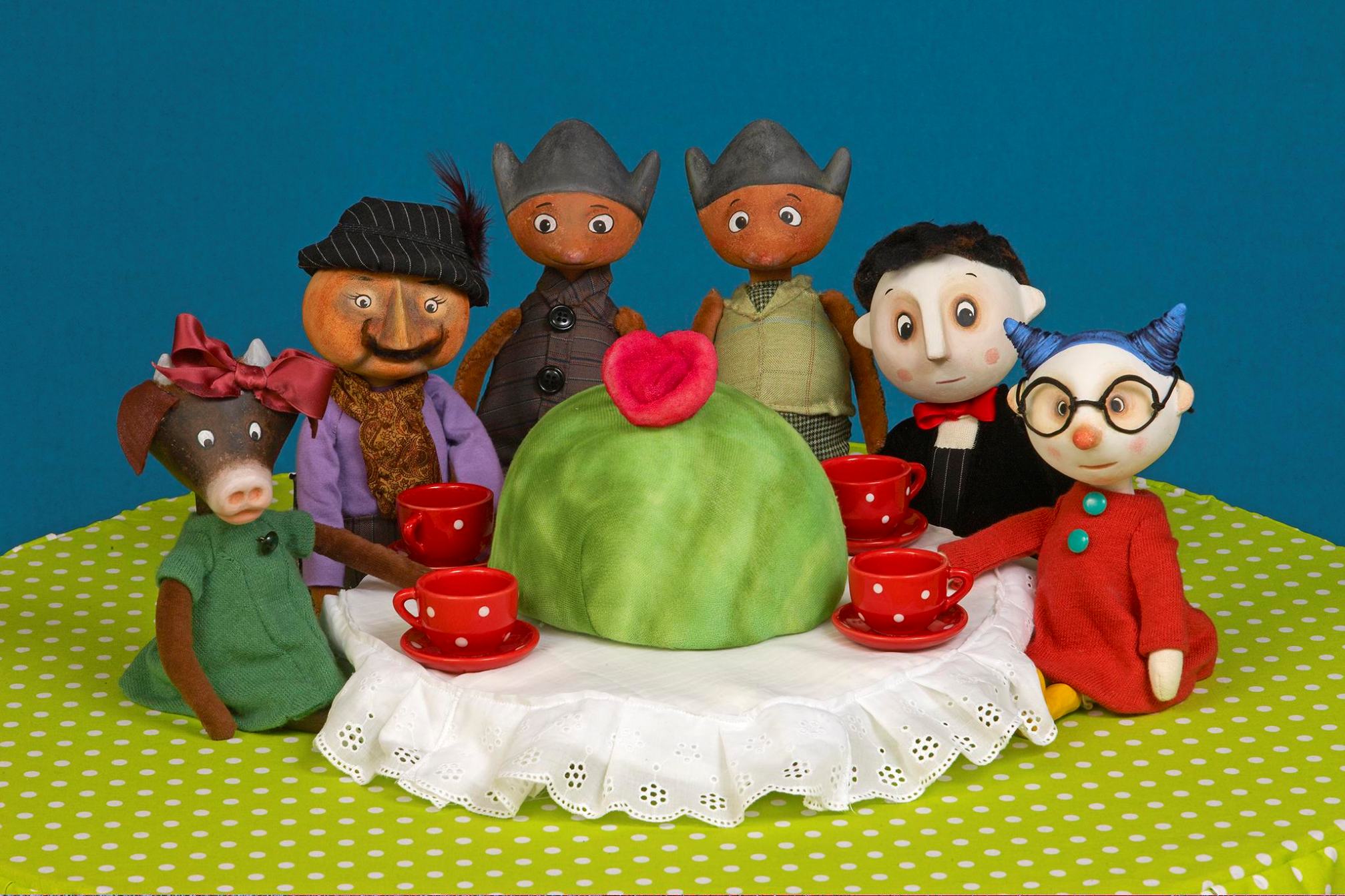 Dockteaterföreställningen ”Konrads kalas” av Hedmans teater, med färgglada dockor som skildrar vänskap och ett festligt kalas.