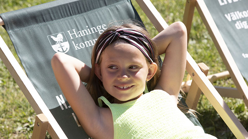 Flicka i solstol i Tungelsta trädgårdspark