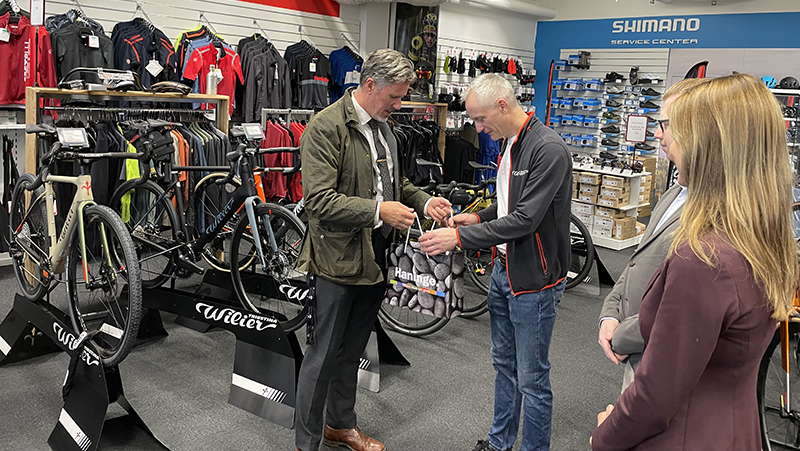 Kommunstyrelsens ordförande Sven Gustavsson tillsammans med ägaren av JB Cykelsport inne i butiken.