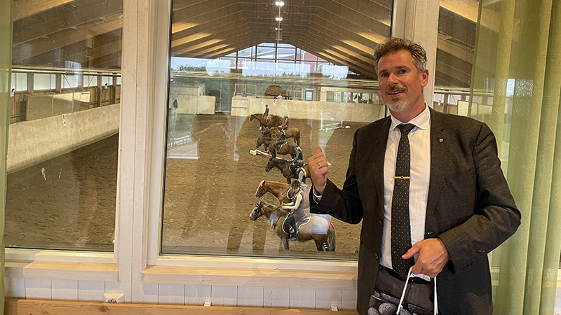 Kommunstyrelsens ordförande Sven Gustavsson inne i Vendelsö ridskola.