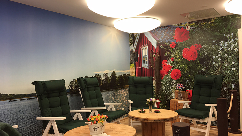 Bild på solstolar i ljusrummet på Brandbergens träffpunkt