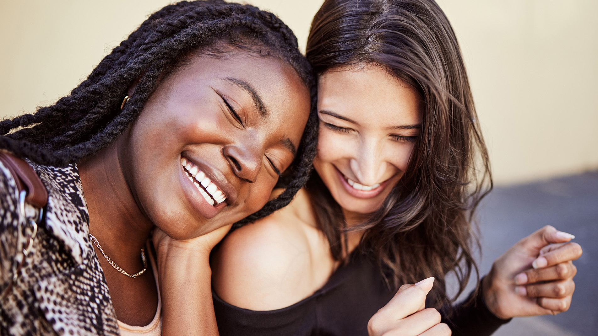 Två flickor skrattar. 