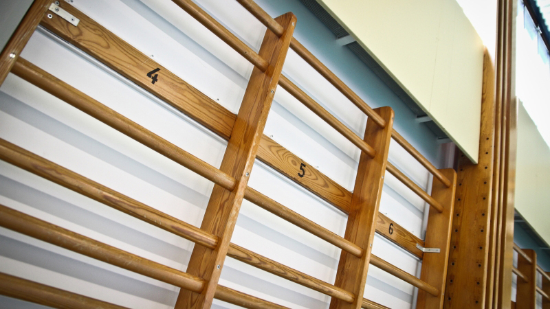 Gymnastiksal med ribbstolar