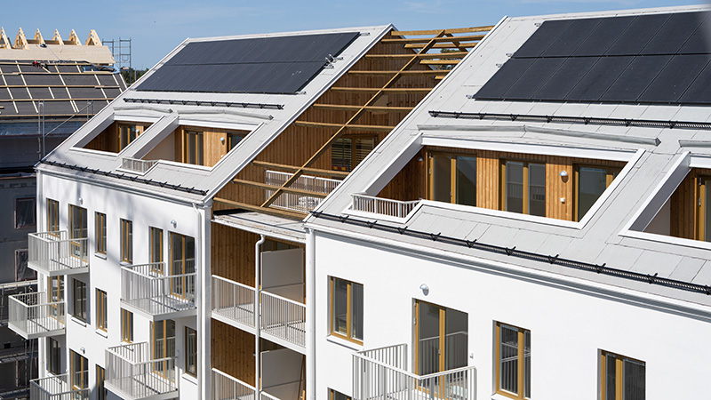 Detaljbild på vit fasad och balkonger av hus i kvarteret Näckrosen