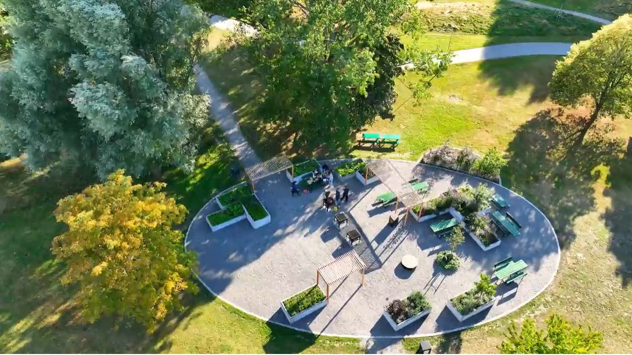 Flygvy över köksträdgården i Höglundaparken i Jordbro