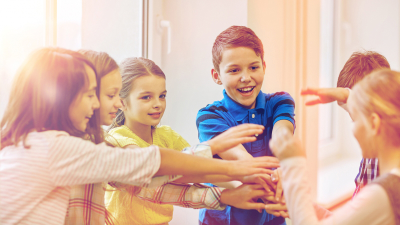 Barn leker i en ring.