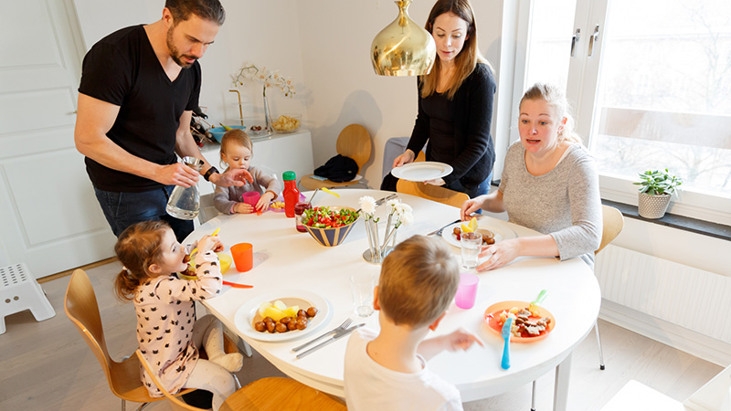 En familj sitter vid middagsbordet