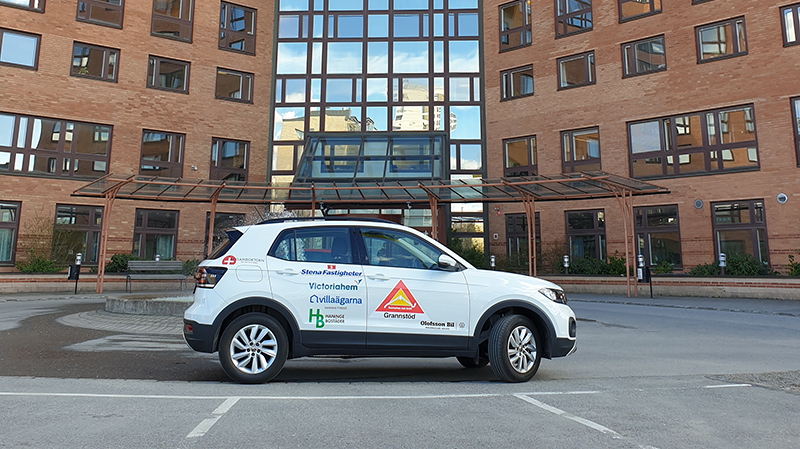 Grannstödsbilen parkerad utanför Haninge kommunhus.