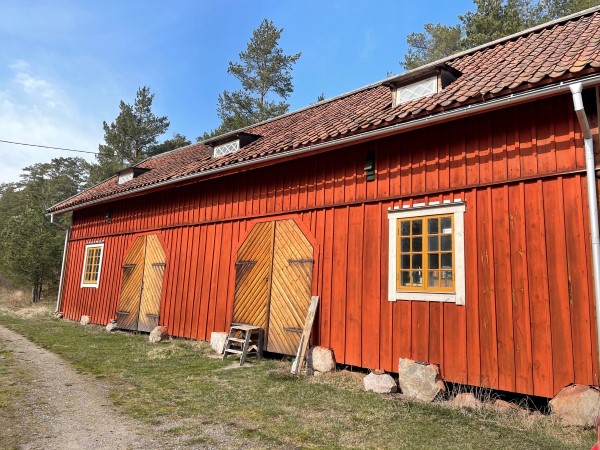 Röd träfasad med orangea fönster