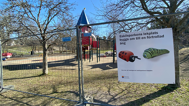 Lekplats avstängd för ombyggnation, omgärdat av galler med informationsskylt