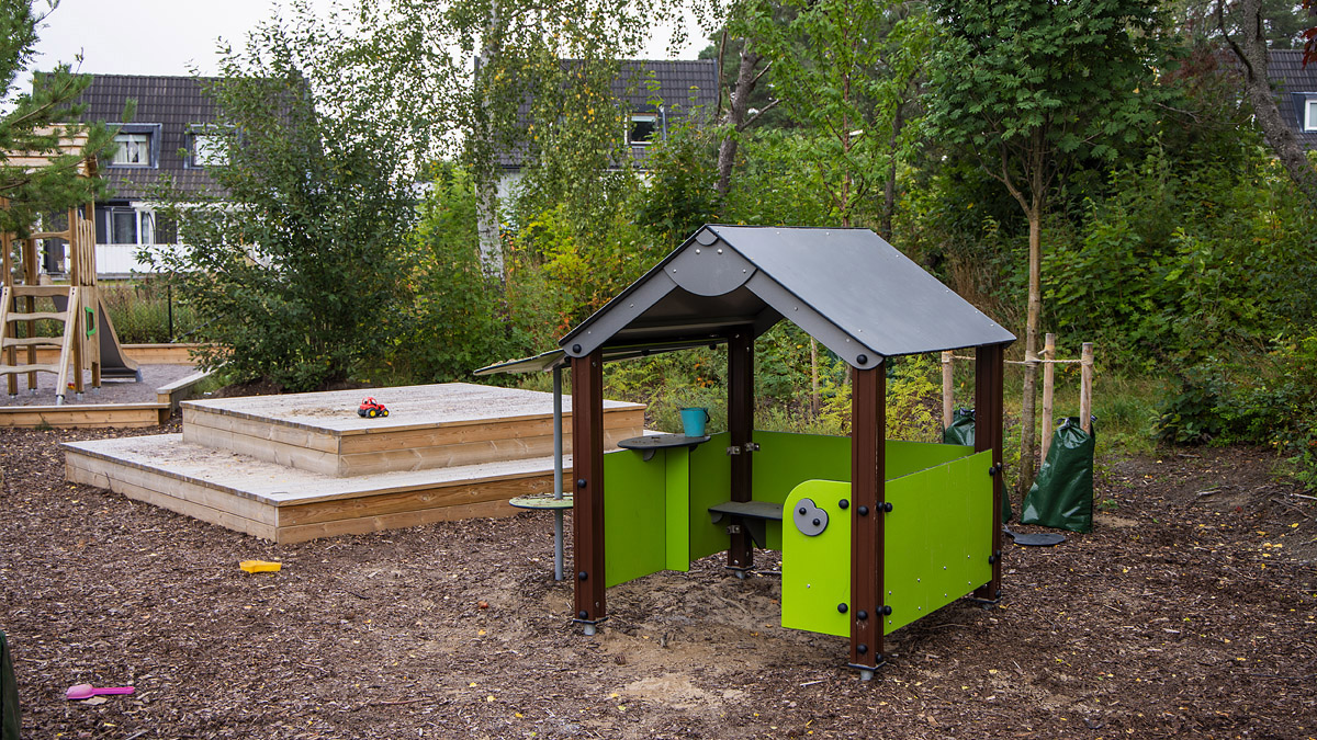 grönt lekhus på Evertsbergsvägens lekplats