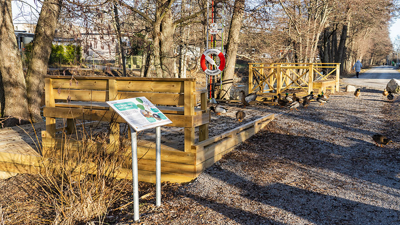 Brygga i kanten av Gudö å