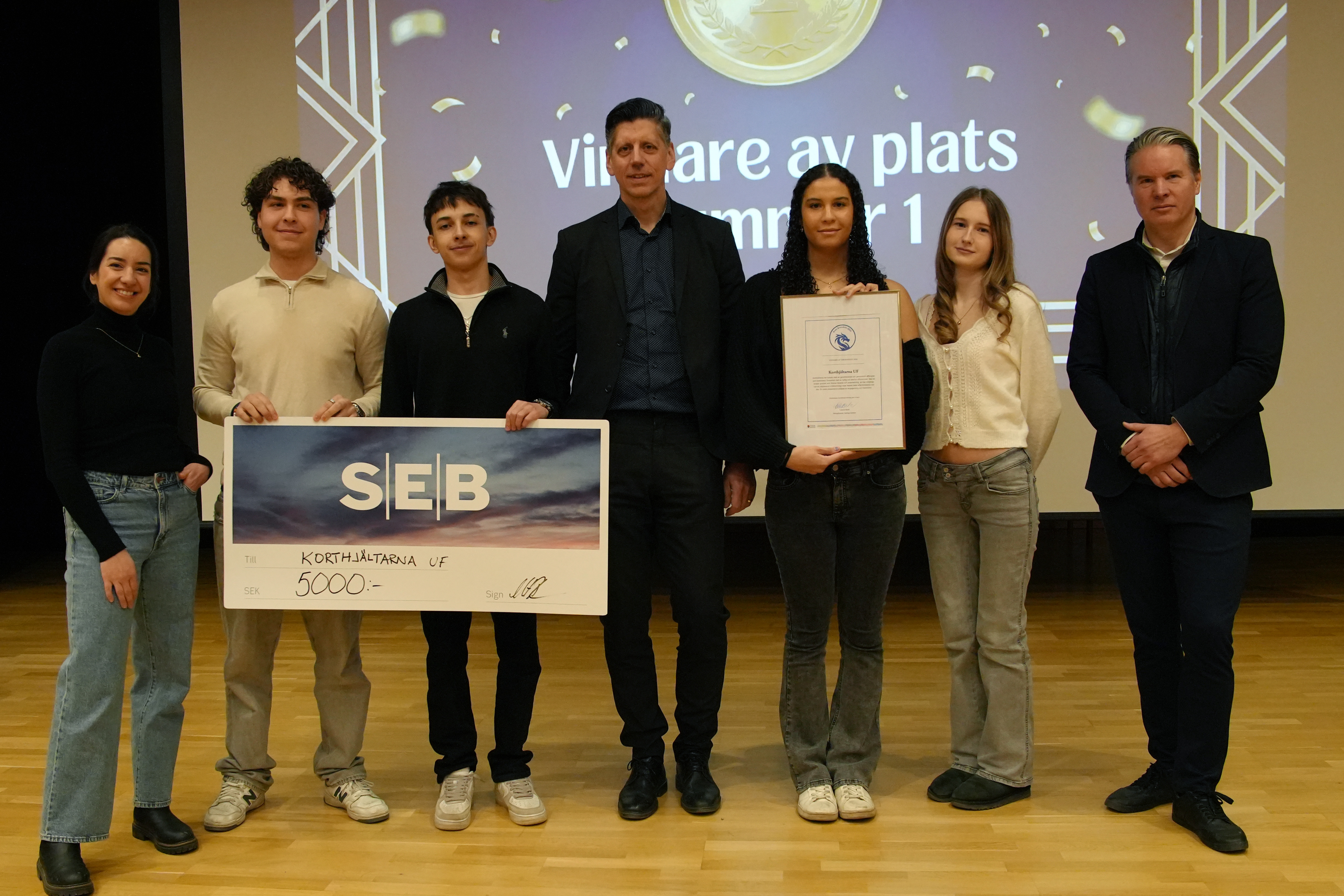 Elverna samt jurymedlemmer fotade i grupp uppe på scen 