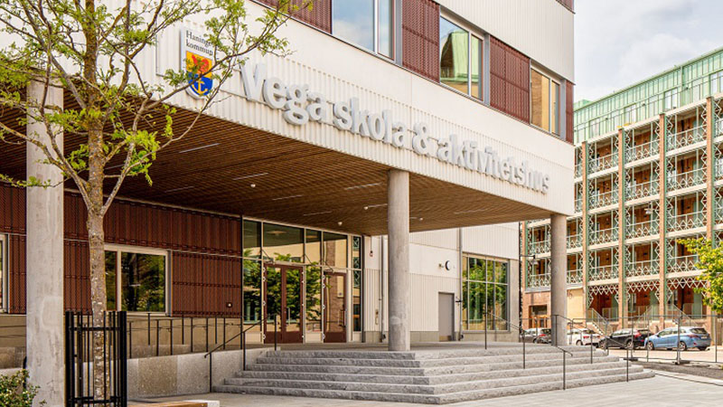 Fasad med entré till Vega skola & aktivitetshus.