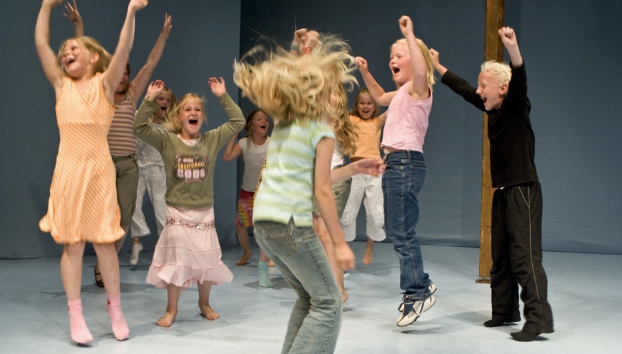 Barn som spelar teater på Ormteatern.