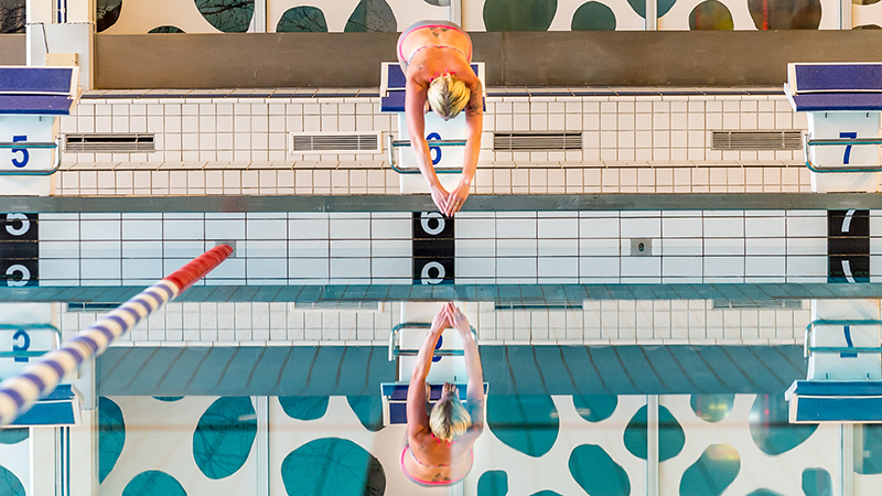 Dyker ner i stor bassängen.